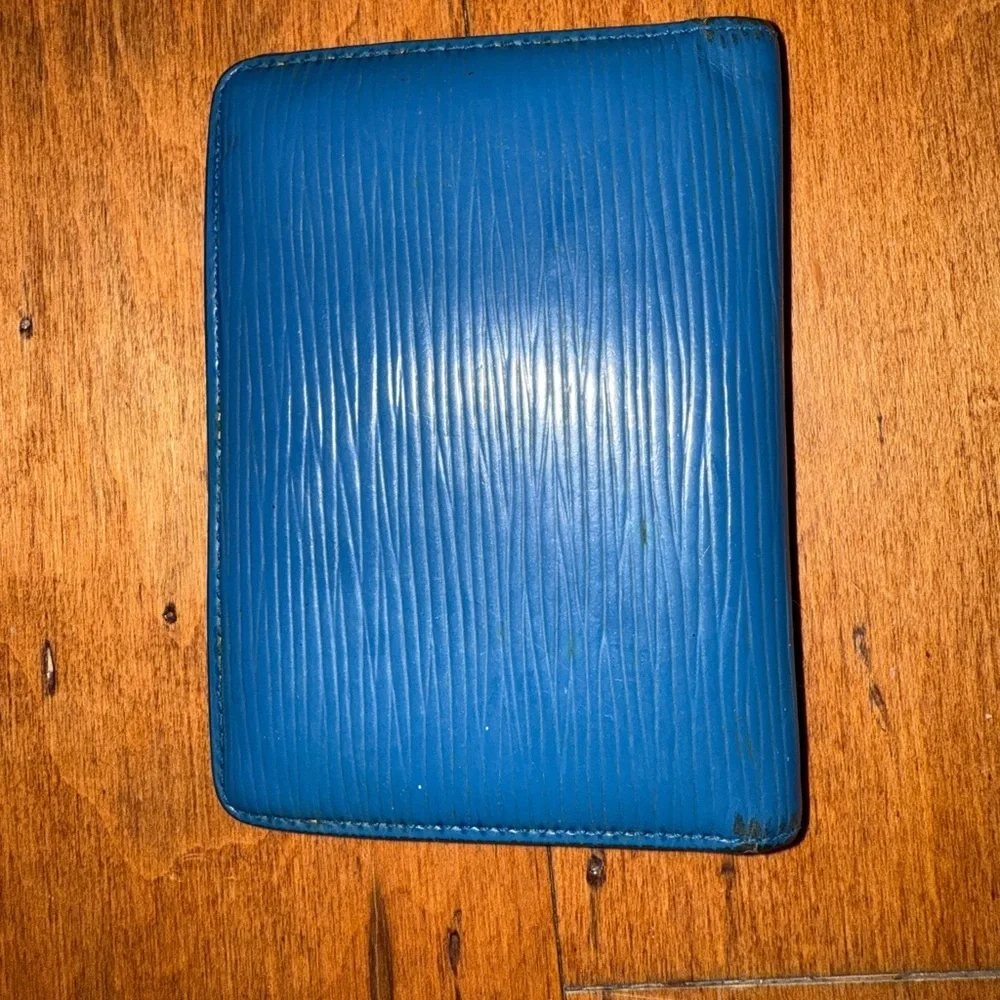 Louis Vuitton Vibrant Blue Epi card holder